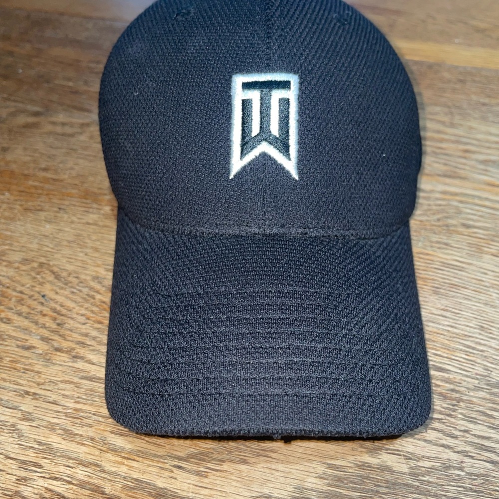 Nike Tiger Woods Fitted Hat OSFA in good condition